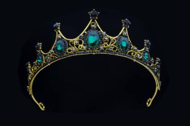 Siyah arka planda zümrütleri olan altın taç