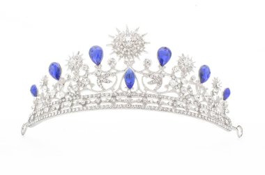 Elmaslı gümüş taç ve siyah safir.