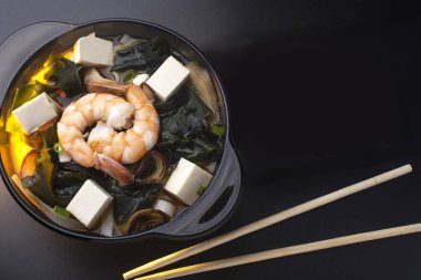 karides ve soya peynirli miso çorbası.