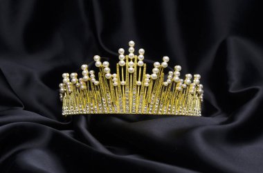 Siyah ipekle izole edilmiş inciler ve elmaslarla altın taç.