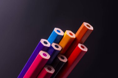 Siyah üzerine izole edilmiş renkli tahta kalemler