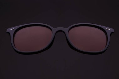 Siyah üzerine plastik kenarlı retro güneş gözlüğü.