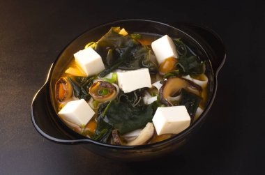 Shiitake mantarlı miso çorbası ve tofu.