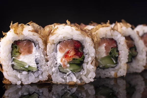Japanische Sushi-Rollen mit Frischkäse, fliegendem Fischrogen und Aalspänen — Stockfoto