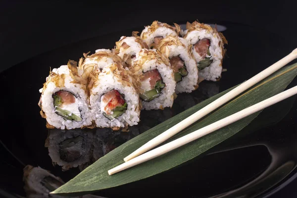 Rotoli di sushi giapponese con crema di formaggio e trucioli di anguilla — Foto Stock