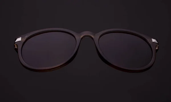 Runde Retro Sonnenbrille isoliert auf schwarz — Stockfoto