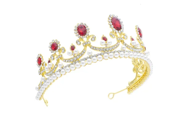 Couronne dorée avec rubis et perles sur fond blanc — Photo