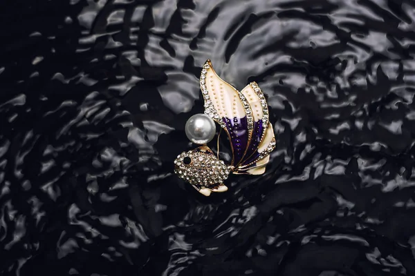 Золотая эмалированная брошь с бриллиантами и жемчужиной в воде — стоковое фото