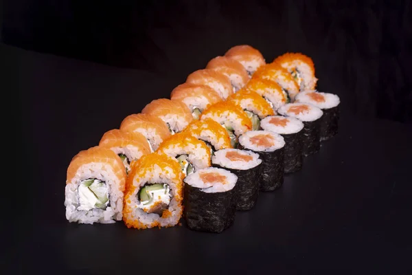 Sushi giapponese Rolls set con crema di formaggio, uova di pesce volante e salmone — Foto Stock