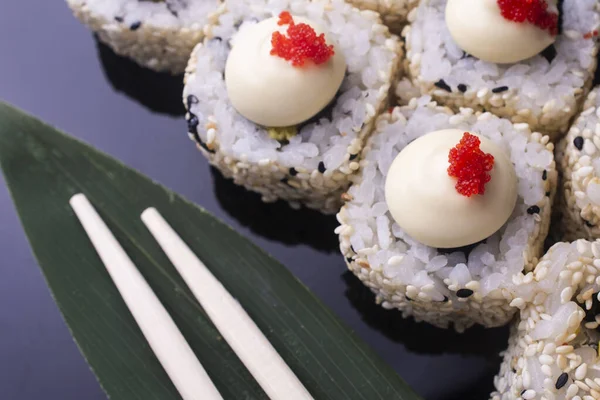 Rotoli di sushi giapponese con crema di formaggio, uova di pesce volante e semi di sesamo — Foto Stock