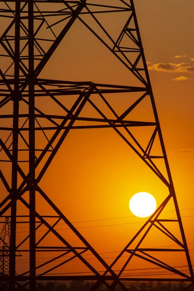 Sonnenuntergang auf dem Hintergrund von Stromleitungen — Stockfoto