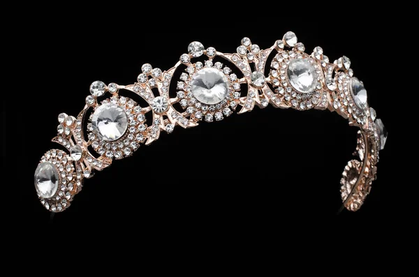 Goldenes Diadem mit Diamanten auf schwarzem Hintergrund — Stockfoto