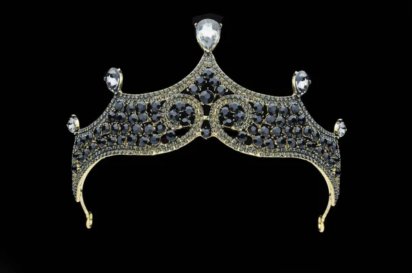 Diadem mit schwarzen Steinen und Diamanten isoliert auf schwarz — Stockfoto