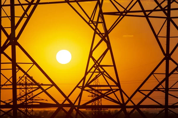 Sonnenuntergang auf dem Hintergrund von Stromleitungen — Stockfoto