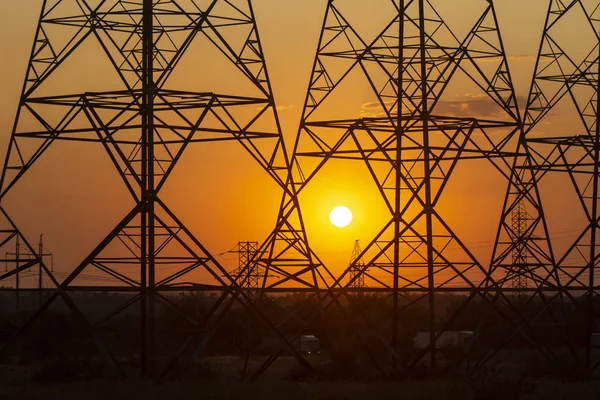 Sonnenuntergang auf dem Hintergrund von Stromleitungen — Stockfoto