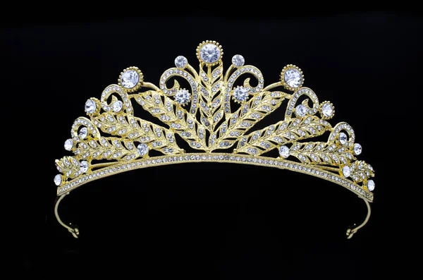 黒の背景に金色の王冠 — ストック写真