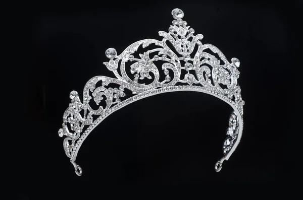 Tiara prata com diamantes sobre fundo preto — Fotografia de Stock