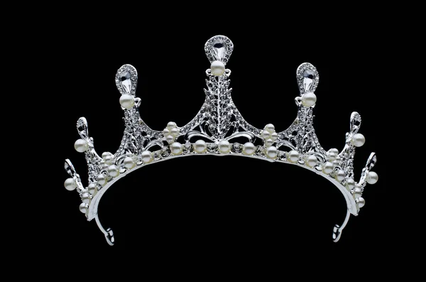 Tiara con perle isolate su fondo nero — Foto Stock