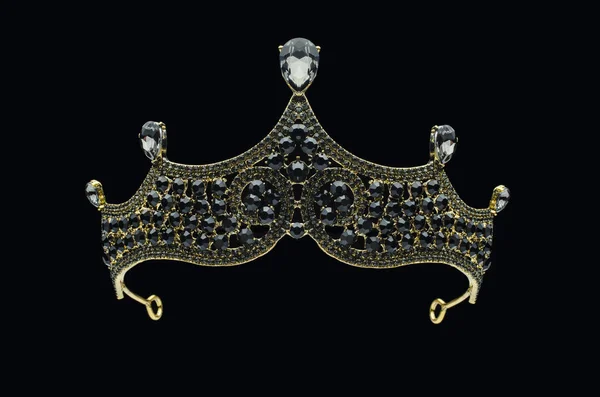 Tiara con piedras negras y diamantes aislados en negro — Foto de Stock