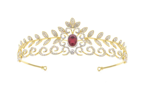Złota korona z rubinami na białym tle — Zdjęcie stockowe