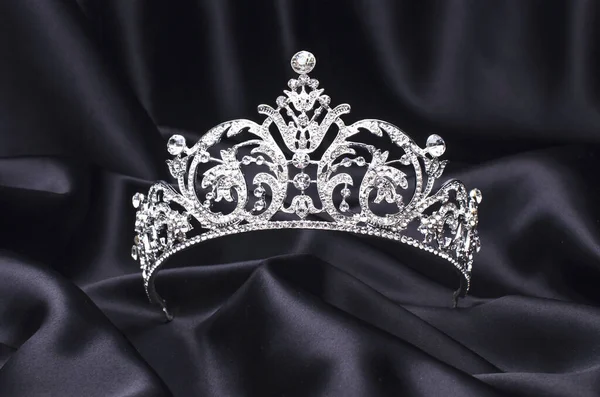 Zilveren tiara met diamanten op zwarte zijde — Stockfoto