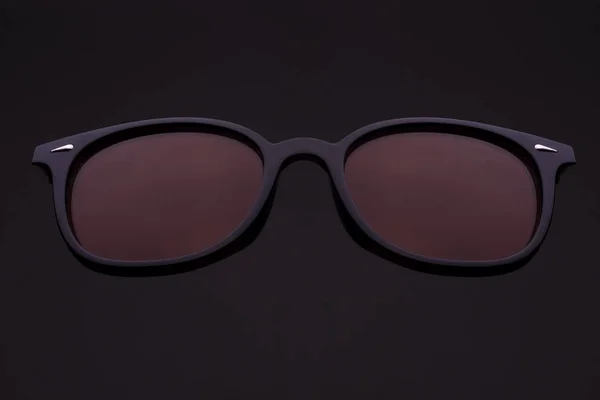 Ρετρό γυαλιά ηλίου με πλαστικό χείλος απομονώνονται σε μαύρο — Φωτογραφία Αρχείου