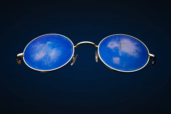 Runda repade solglasögon i metall ram isolerad på svart — Stockfoto