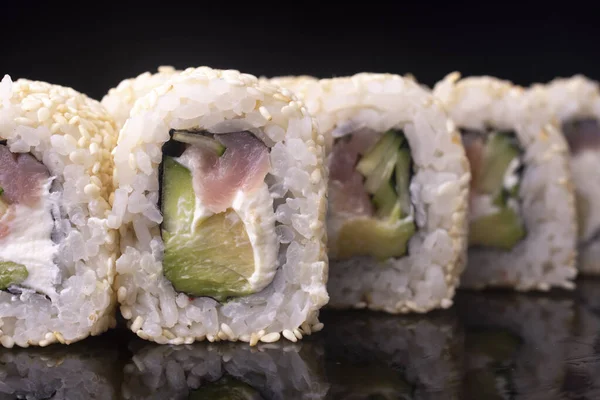 Japanische Sushi-Rollen mit Frischkäse mit Lachs und Gurken in Sesam — Stockfoto