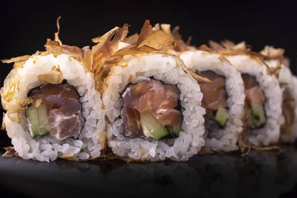 Japanische Sushi-Rollen mit Frischkäse und Aalspänen — Stockfoto