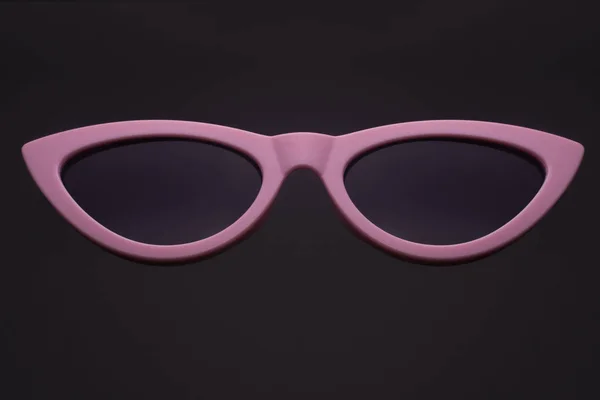 Gafas de sol retro rosa, ojo de gato aislado en negro —  Fotos de Stock