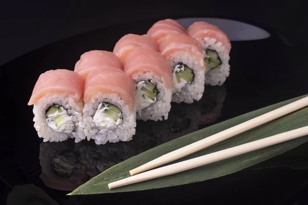 Japanische Sushi-Rollen mit Frischkäse, Gurken und Lachs — Stockfoto