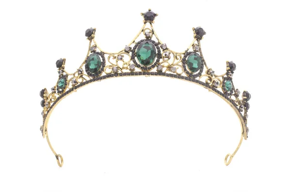 Coroa dourada com esmeraldas em um fundo branco — Fotografia de Stock