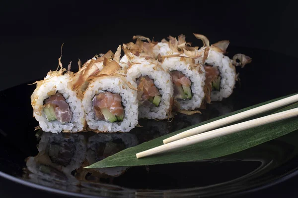 Japanische Sushi-Rollen mit Frischkäse und Aalspänen — Stockfoto