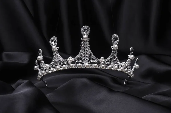 Tiara com pérolas isoladas em uma seda preta — Fotografia de Stock