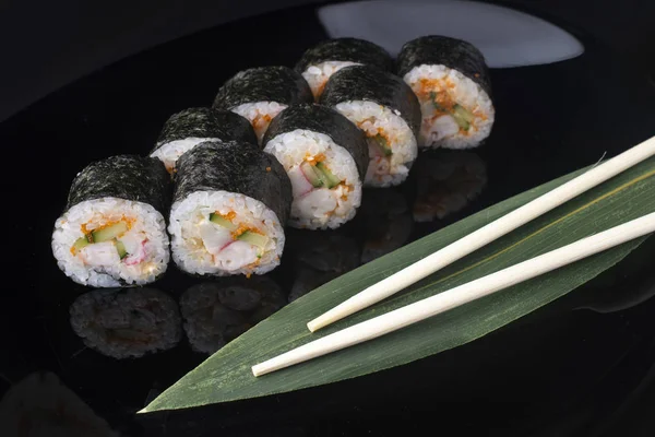 Japanische Sushi-Rollen mit Frischkäse, fliegendem Fischrogen, Gurke — Stockfoto