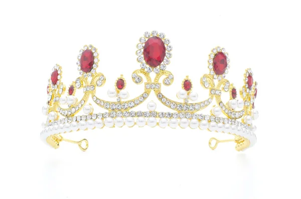 Corona d'oro con rubini e perle su sfondo bianco — Foto Stock