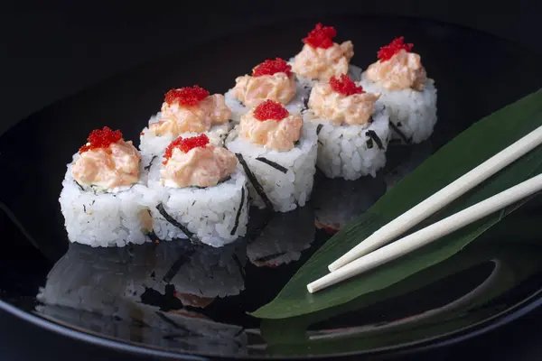 Japanische Sushi-Rollen mit Frischkäse und fliegendem Fischrogen — Stockfoto