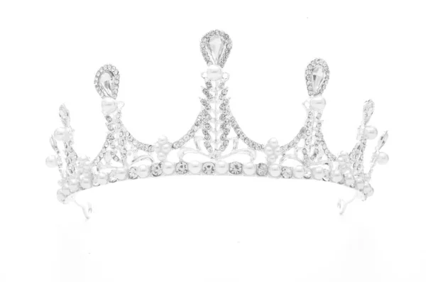 Tiara met parels geïsoleerd op een witte achtergrond — Stockfoto