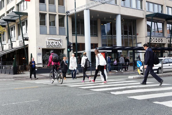 Voetgangers op een zebrapad — Stockfoto