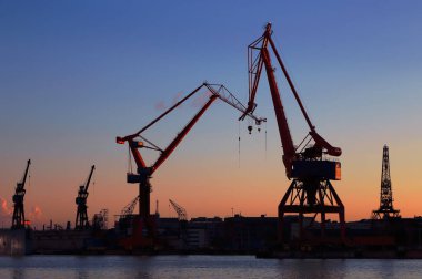 gün batımı sırasında liman Vinçler