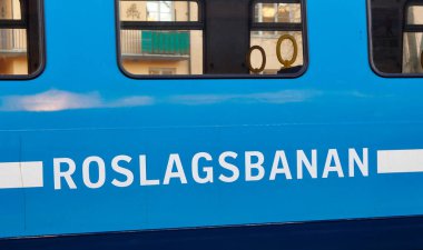 Demiryolu araçları tabelada Roslagsbanan