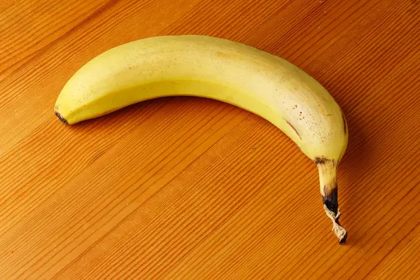 Banane jaune sur la table — Photo