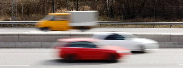 Sidovy av bilar i rörelse på en motorväg.- — Stockfoto