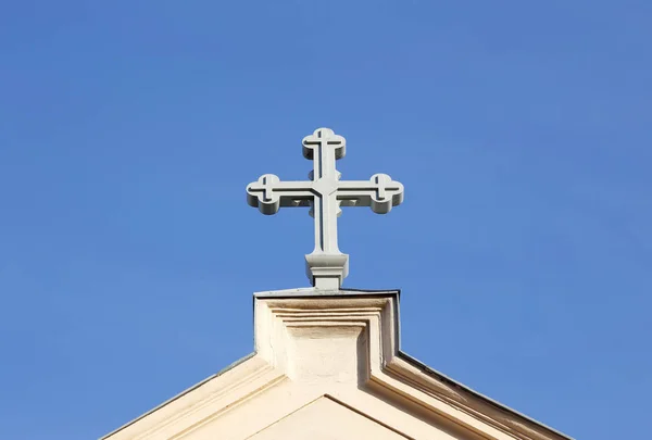 Χριστιανικό σταυρό σε μια εκκλησιαστική στέγη — Φωτογραφία Αρχείου