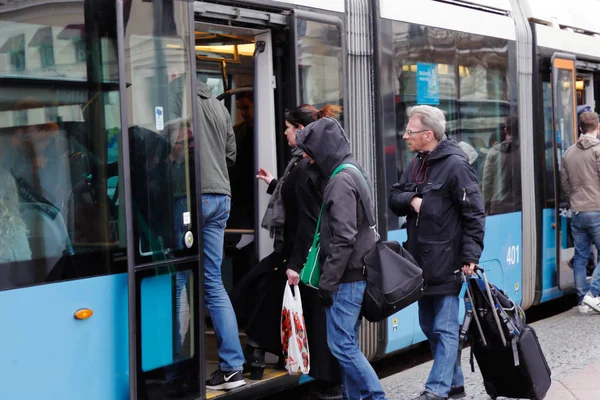 Cestujících zadejte tramvaj — Stock fotografie