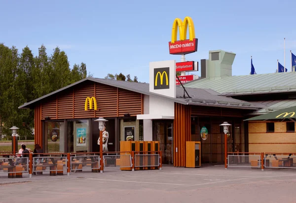 Budynek restauracji McDonalds — Zdjęcie stockowe