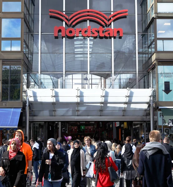 Gente en el centro comercial Nordstan — Foto de Stock