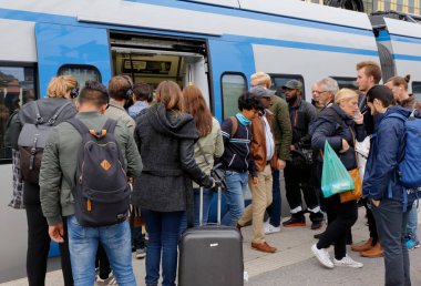 Yolcu ve banliyö treni