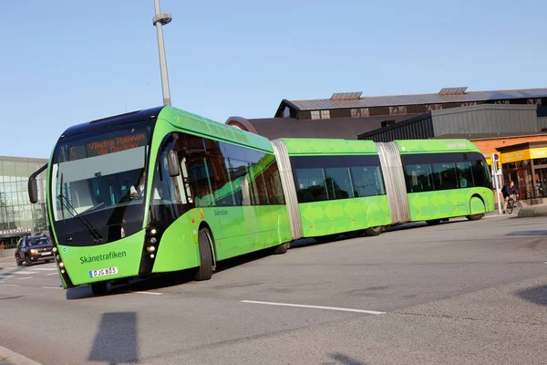 Grüner Zweigelenkbus — Stockfoto