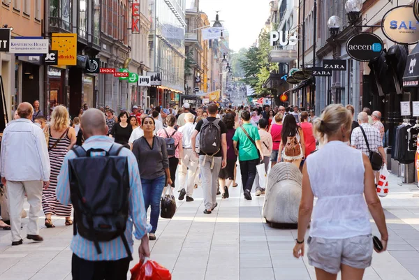 İnsanlar ile Stockholm Drottninggatan'ın arkasında sokak